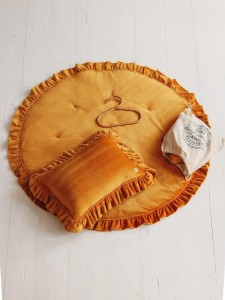 MoiMili - Mata soft welwet z falbanką "Musztardowa"