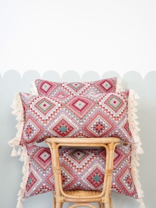 MoiMili - Poduszka wałek ozdobny z frędzlami "Pink boho style"