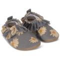 "KONGES SLOJD - Buty do wody dziecięce JADE FRILL DAISY BLUE: Wygodne i funkcjonalne buty do wody dla dzieci w kolorze DAISY BLUE, idealne na letnie dni nad basenem lub na plaży