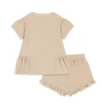 KONGES SLOJD - Zestaw koszulka i spodenki z falbanką FAMO FRILL - SMOKE GRAY Uroczy zestaw dla dzieci, który zapewni im wygodę i swobodę ruchów podczas letnich przygód (7).webp
