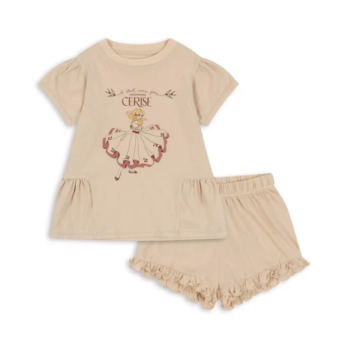 KONGES SLOJD - Zestaw koszulka i spodenki z falbanką FAMO FRILL - SMOKE GRAY Uroczy zestaw dla dzieci, który zapewni im wygodę i swobodę ruchów podczas letnich przygód (1).webp