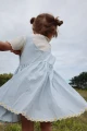KONGES SLOJD - Dziecięca sukienka w stokrotki DAISY Urocza sukienka dla dziewczynek w świeżym wzorze stokrotek, idealna na letnie dni (8).webp