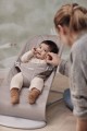 BabyBjörn leżaczek BLISS Woven, Sand Grey (rama Light Grey, Petal Quilt)