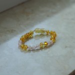NATUREL.MINI - Bransoletka dziecięca z bursztynu i kwarcu różowego – Blush