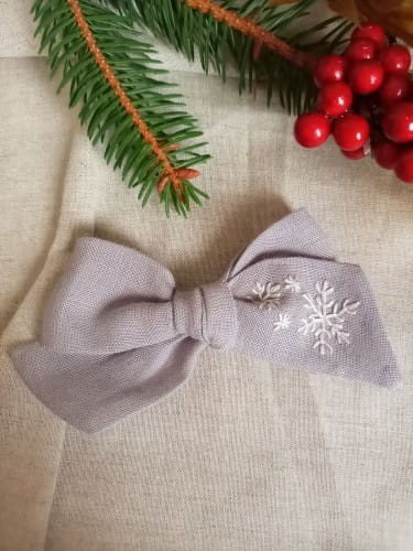 Lightblue_Spinka_kokardka_mała_haftowana_śnieżynki